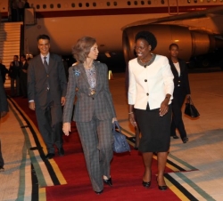 Su Majestad la Reina junto a la ministra de la Mujer y Acción Social de Mozambique, Yolanda Cintura, a su llegada al aeropuerto de Maputo